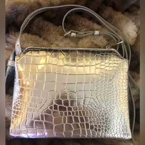A NEW DAY NWOT EMBOSSED SILVER CROSSBODY WITH ADJUSTABLE STRAP